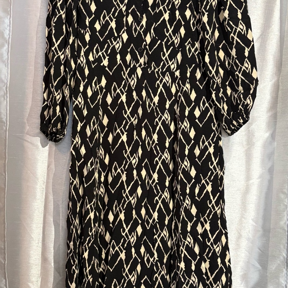 Elegant Black and White Patterned Dress by Zara button up, front pockets size XS